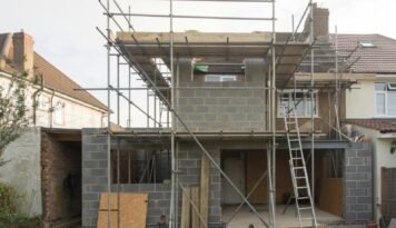 Gevelrenovatie van een woning met stelling