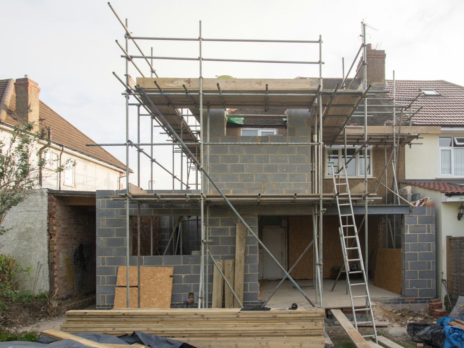 Gevelrenovatie van een woning met stelling