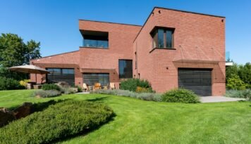 Gevel met steenstrips in bakstenen look