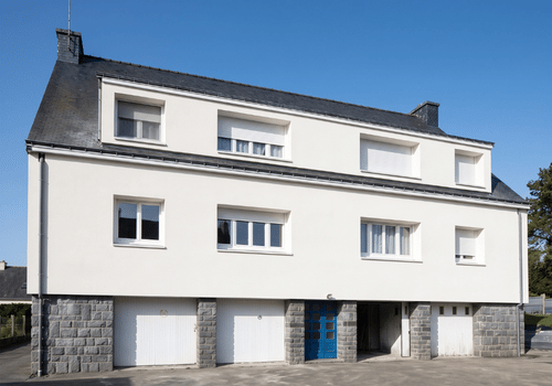 Gevel met nieuwe crepi-afwerking na renovatie door West Facade
