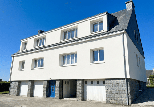 Zelfde woning met strakke crepi-gevel na afwerking door West Facade
