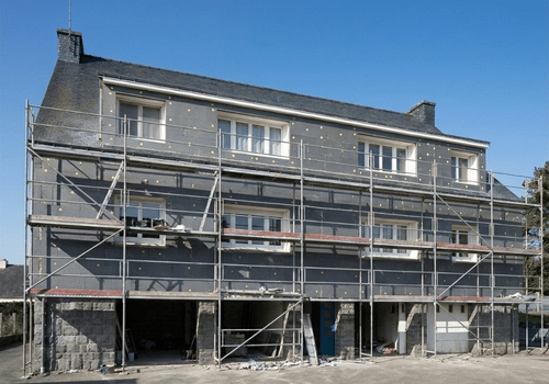 Gevel vóór crepi-renovatie door West Facade