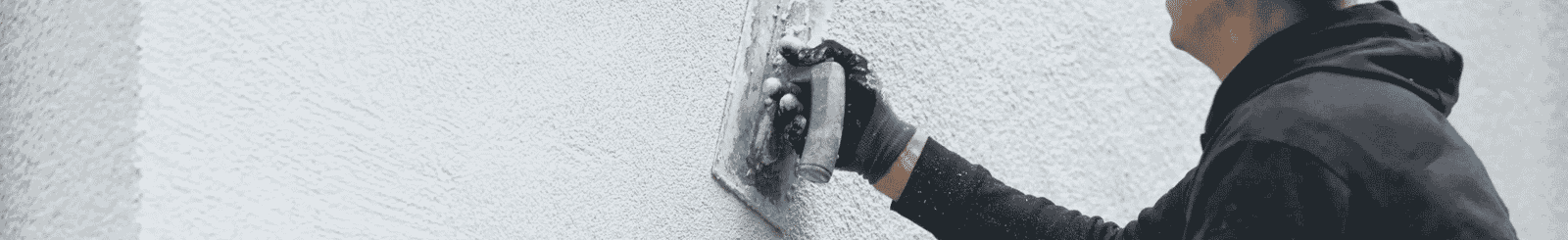 Vakman van West Facade brengt crepi aan op een gevel
